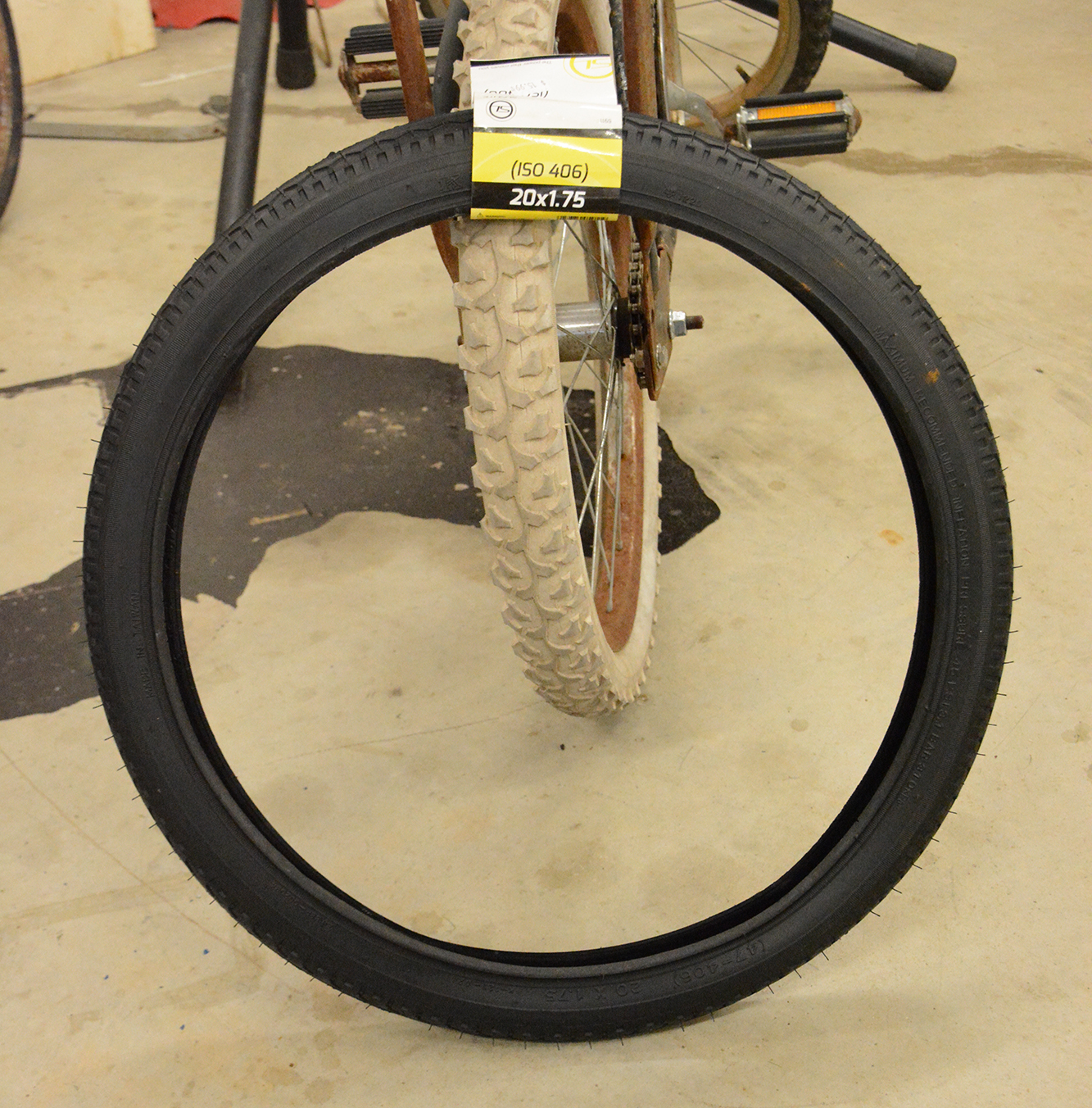 BftD_murray_muscle_bike_tire_and_bolt_1.jpg